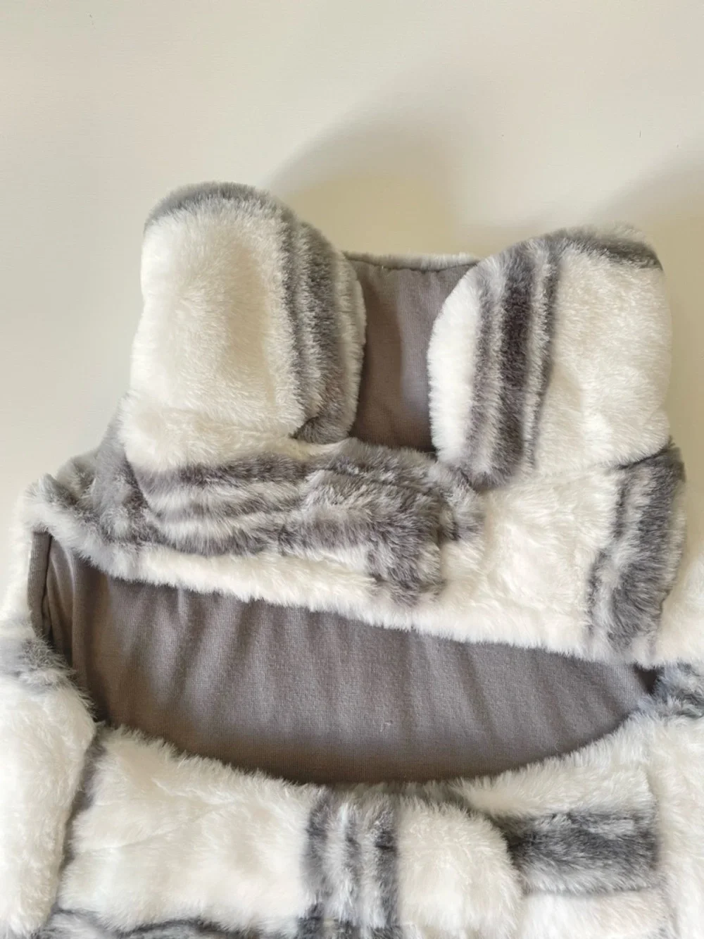Koolaburra UGG Medium Danny Faux Fur Reversible Pet Vest Cozy White Gray Plaid
